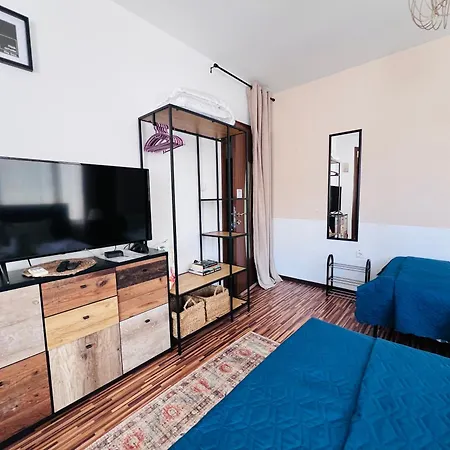 Desi House 302 A Large Cozi נסבר